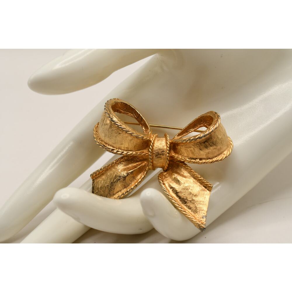 Vintage Gay Boyer Gold Tone Bow Brooch Textured Ribbon Signed - Picture 2 of 11
